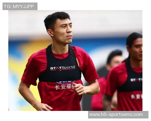 郑铮惊艳吊门击中横梁门将无奈目送球飞过 郑铮惊艳吊门击中横梁门将无奈目送球飞过